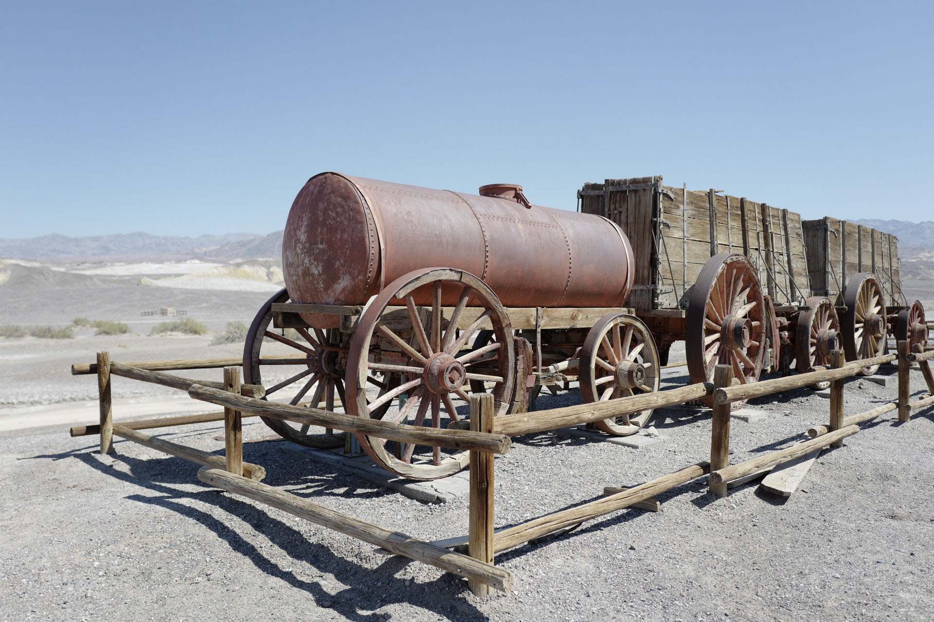 Pferdeanhänger mit Metalltank auf der historischen Stätte der Harmony Borax Fabrik im Death Valley