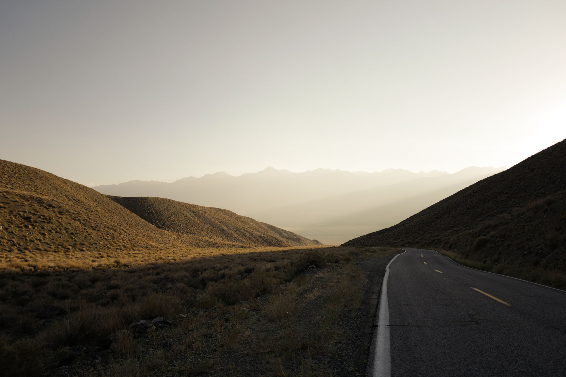 Blick ins Tal in der Abenddämmerung