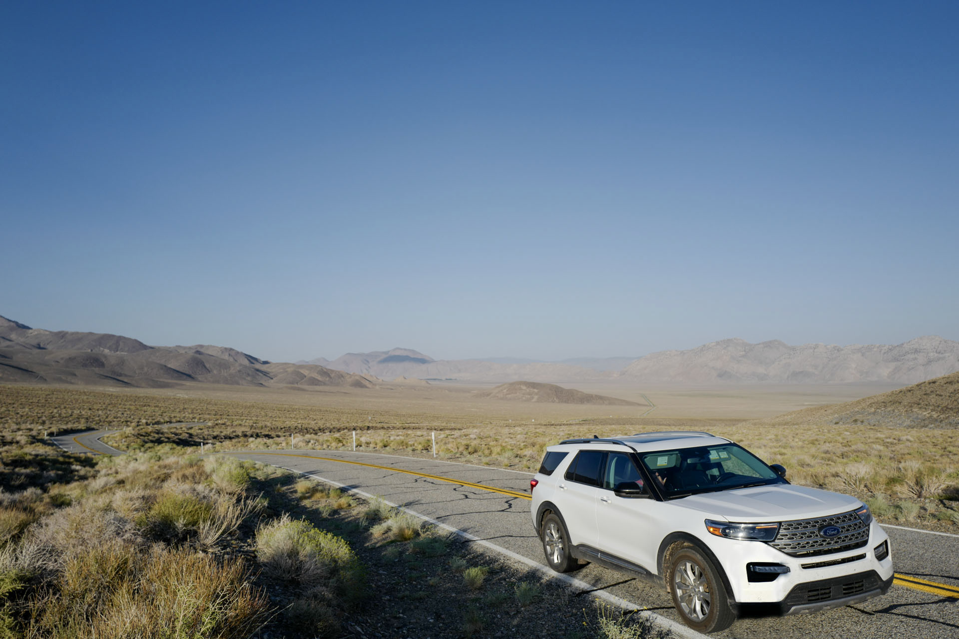 Blick über das Tal und auf unseren Ford Explorer