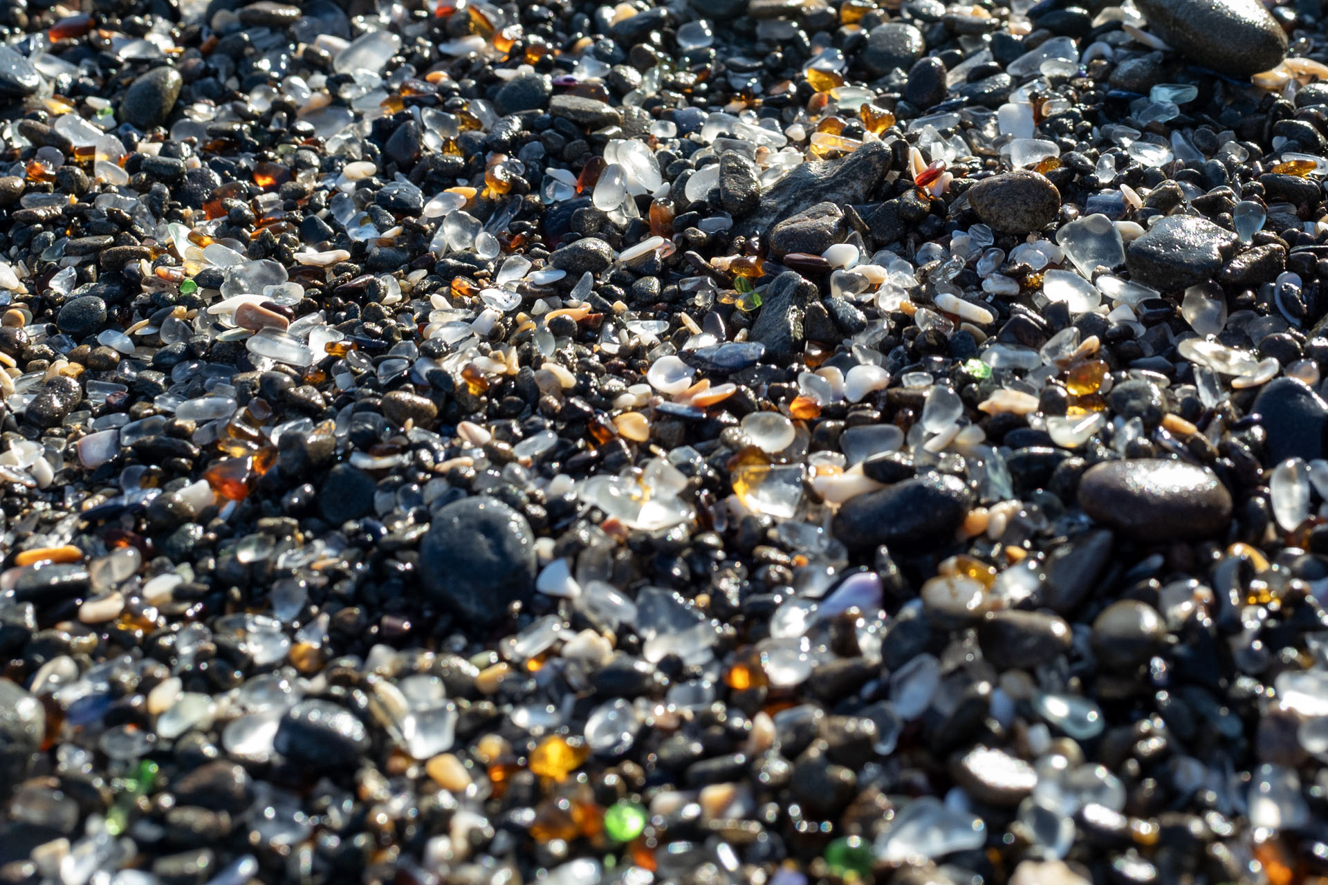 vom Meer geschliffenes Glas am Strand