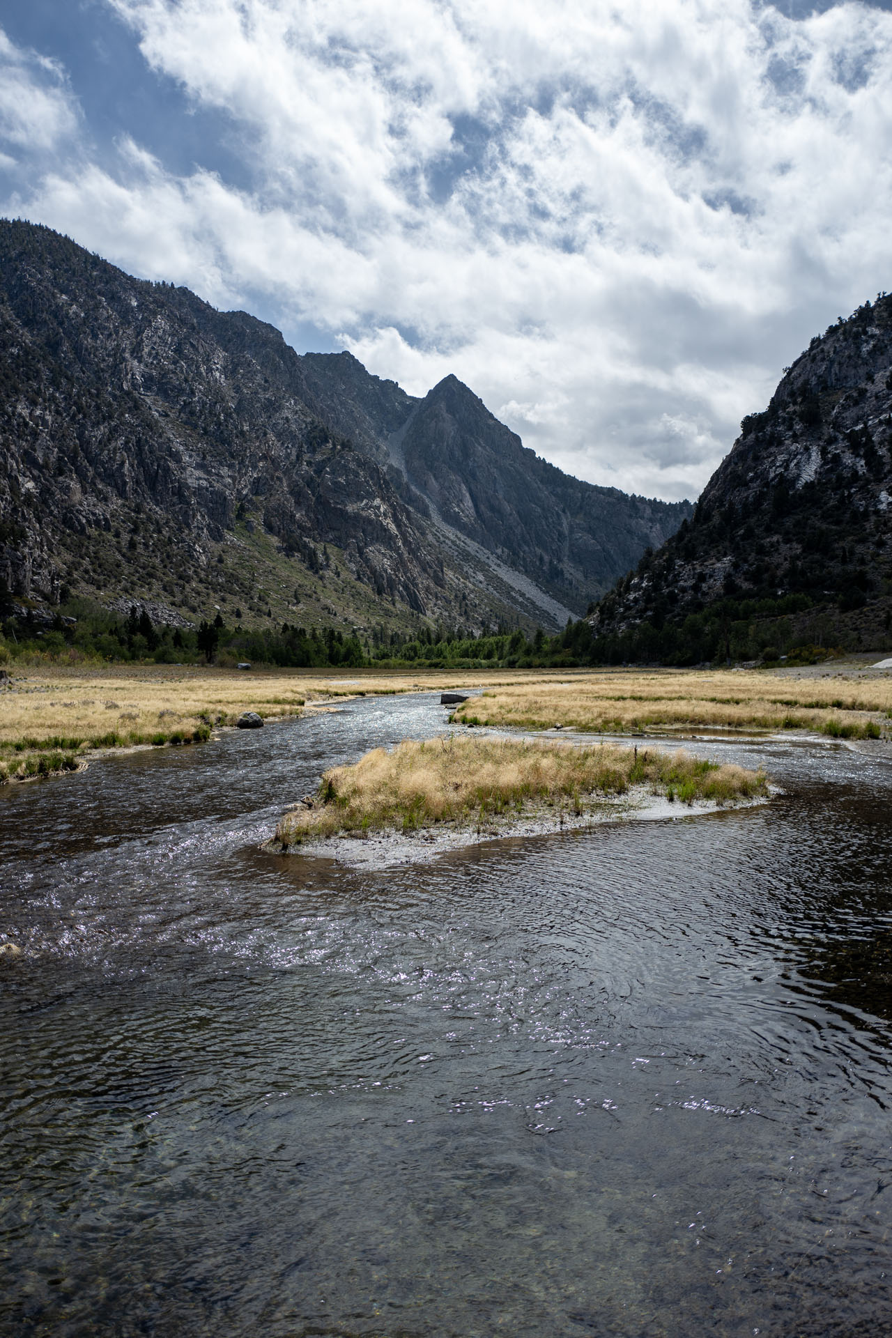 Blick auf die Mündung des Rush Creek in den Grant Lake und die umgebende Bergkette