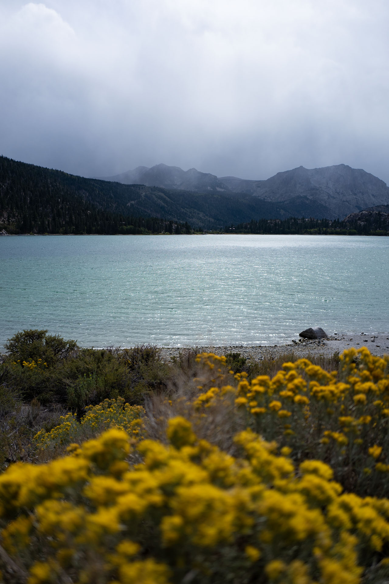 tiefliegende Wolken am türkisfarbenen June Lake