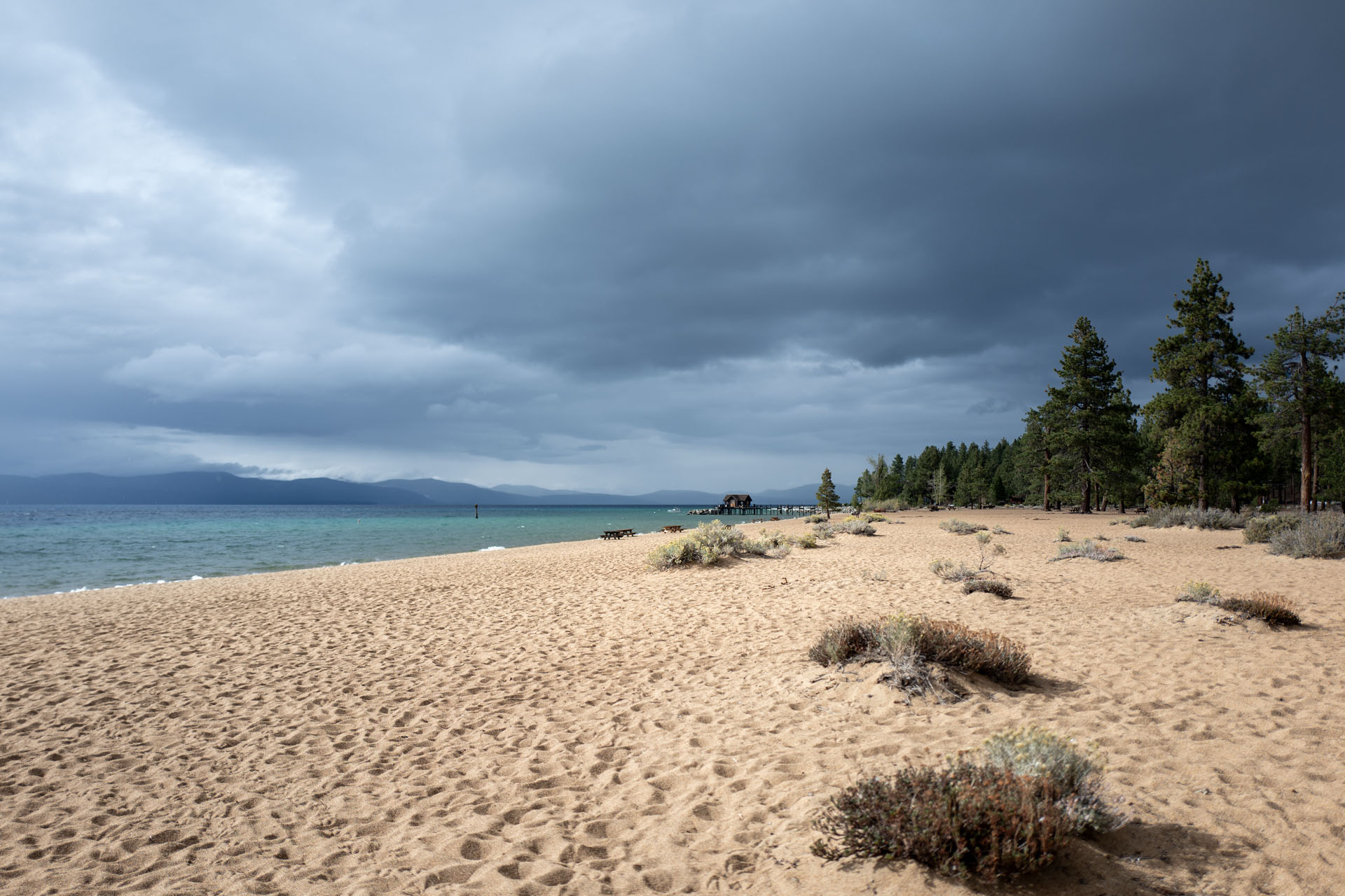 Sandstrand und türkises Wasser am Nevada Beach (Lake Tahoe)