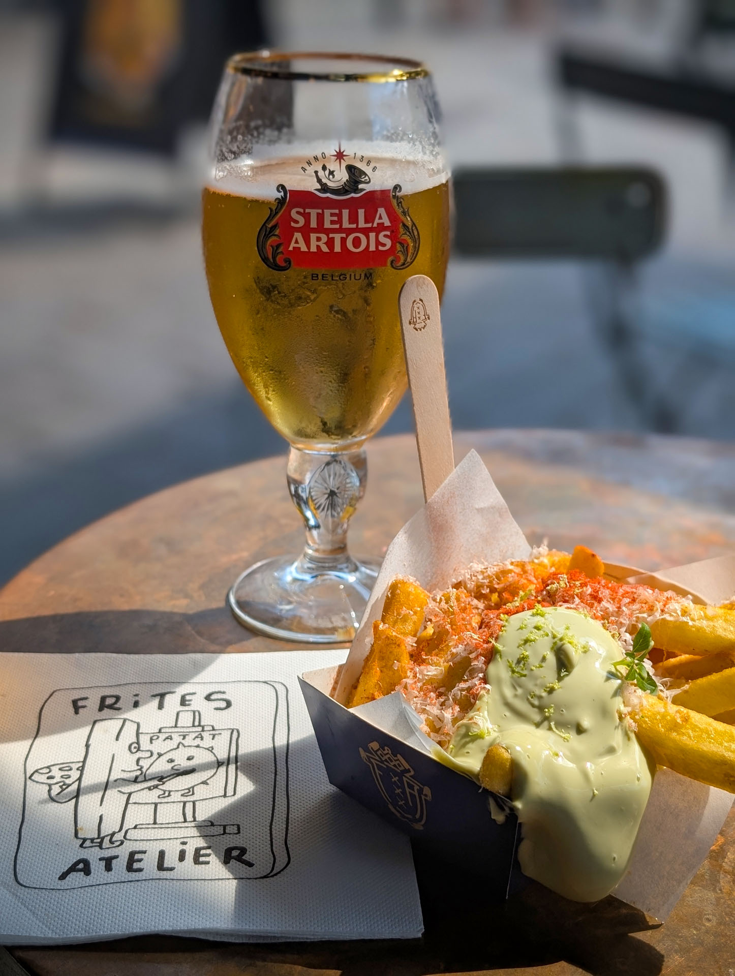 Probiert unbedingt Pommes mit Parmesan, Tomatenpulver und Basilikummayonnaise!