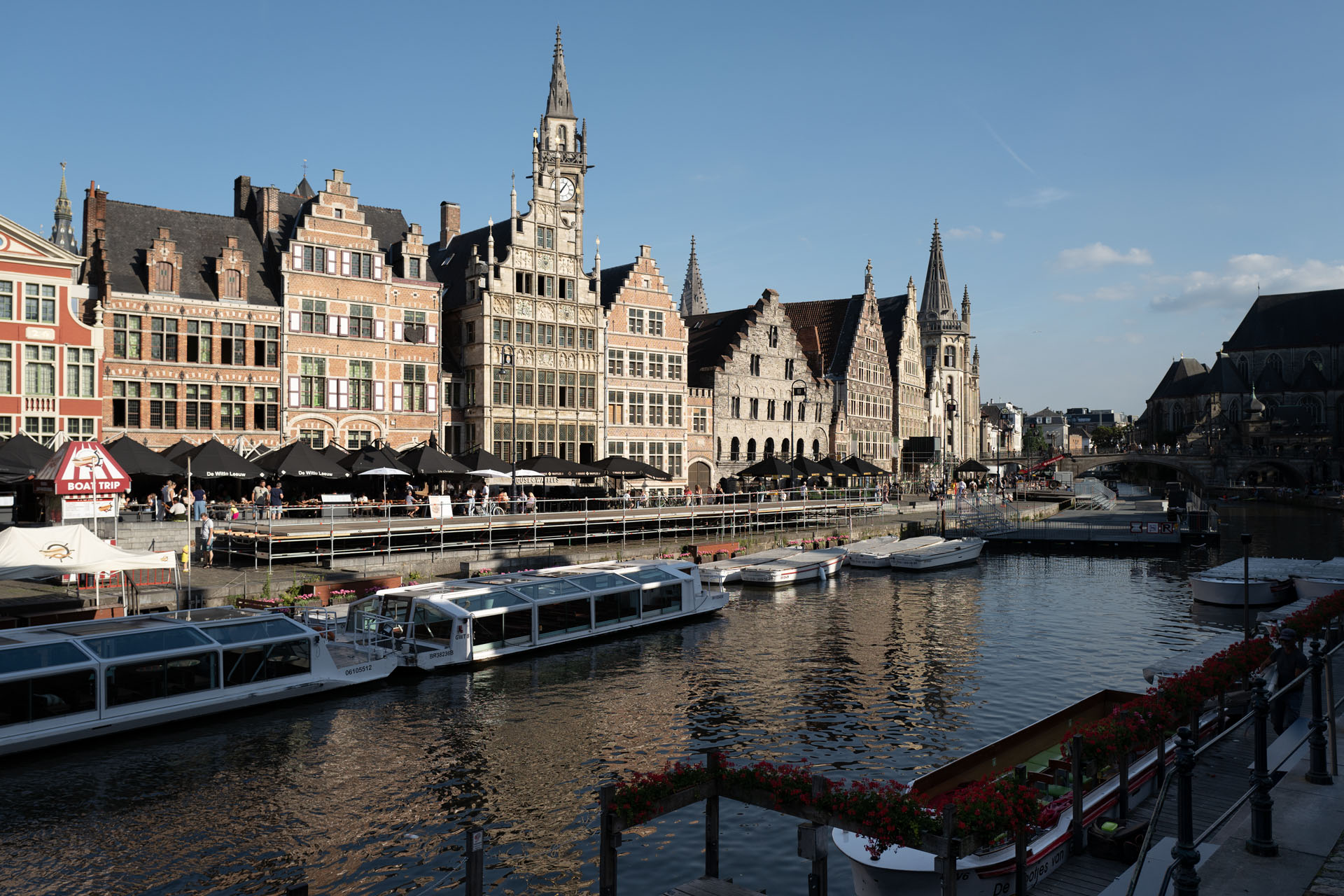 Die Graslei, ein belebtes, historisches Ufer an der Leine in Gent