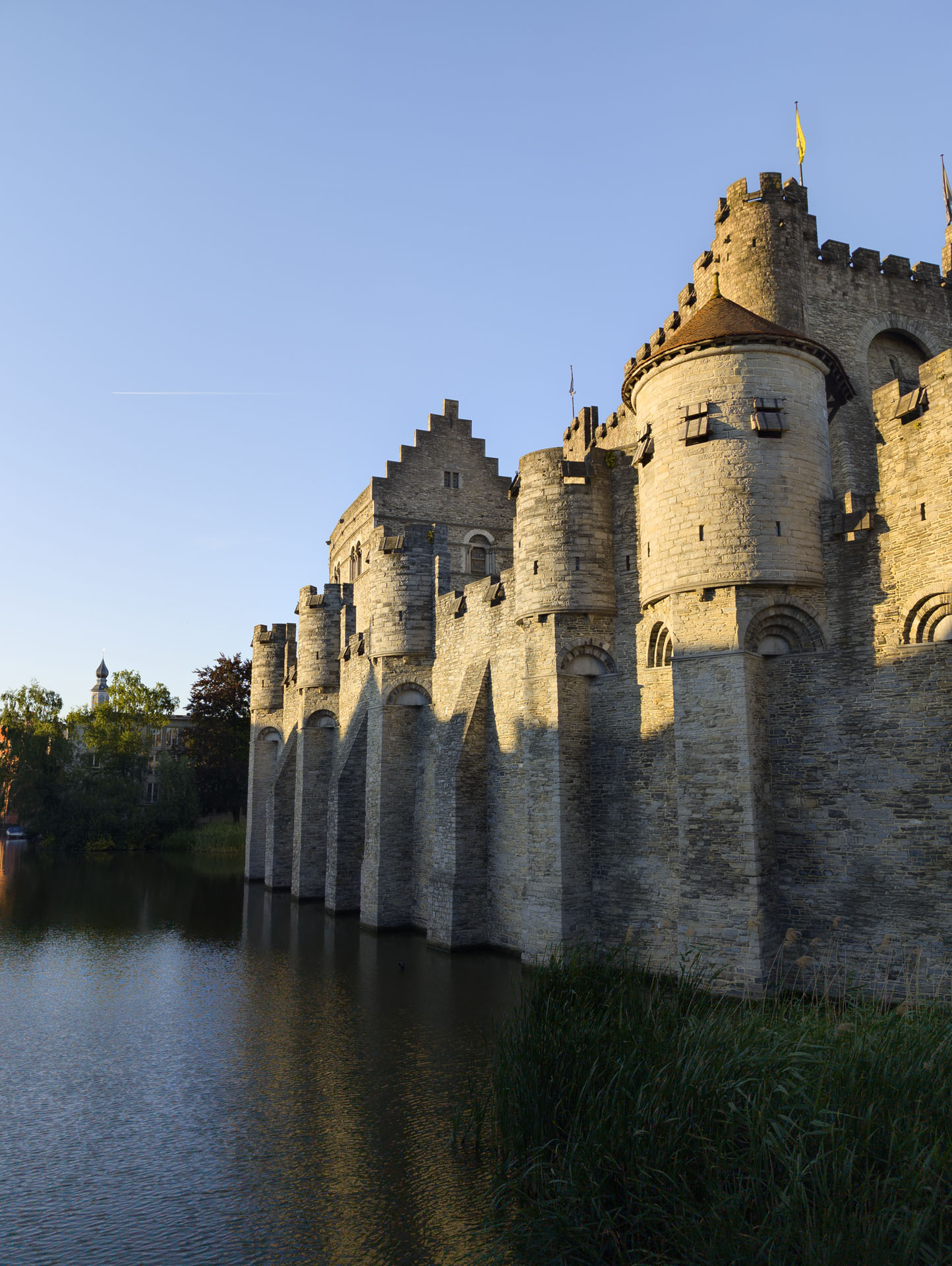 Blick auf die von Wasser umgebene Grafenburg (Gravensteen) in Gent